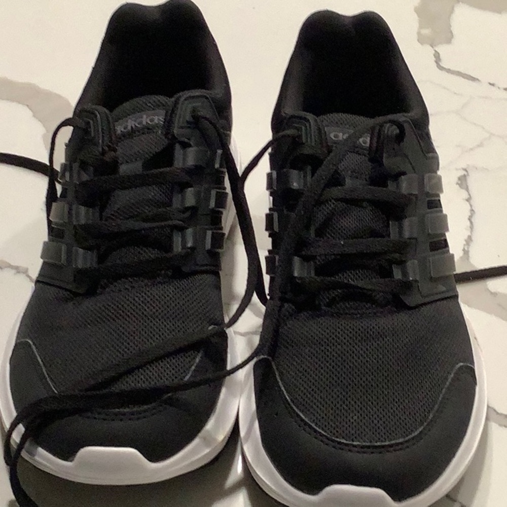 ADIDAS BLACK SNEAKER SIZE 7.5